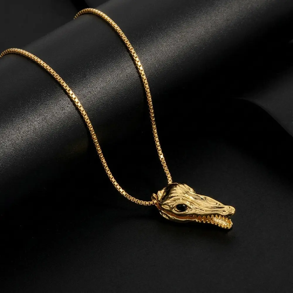 Vintage three-dimensional metal crocodile head pendant necklace, unique punk style copper inlaid with diamonds, color-retaining collarbone chain accessory
