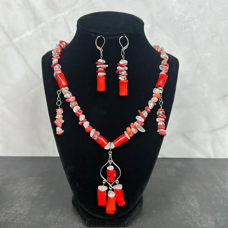 Collar Artesanal Coral Rojo y Cuarzo Blanco con Aretes – Hecho a Mano