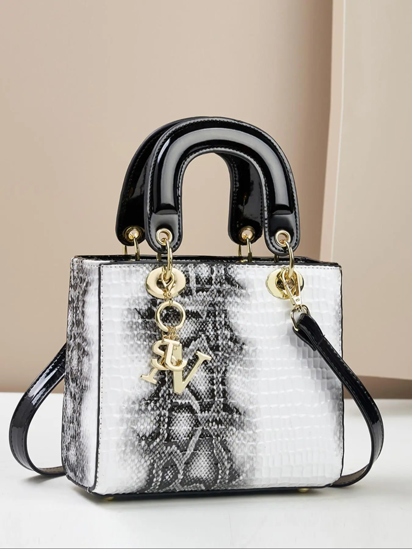 Women's Fashionable Snakeskin Print Textured Handbag with Charm, Casual Versatile Zipper Shoulder Bag for Daily Used, Trendy High-quality Daily Commut