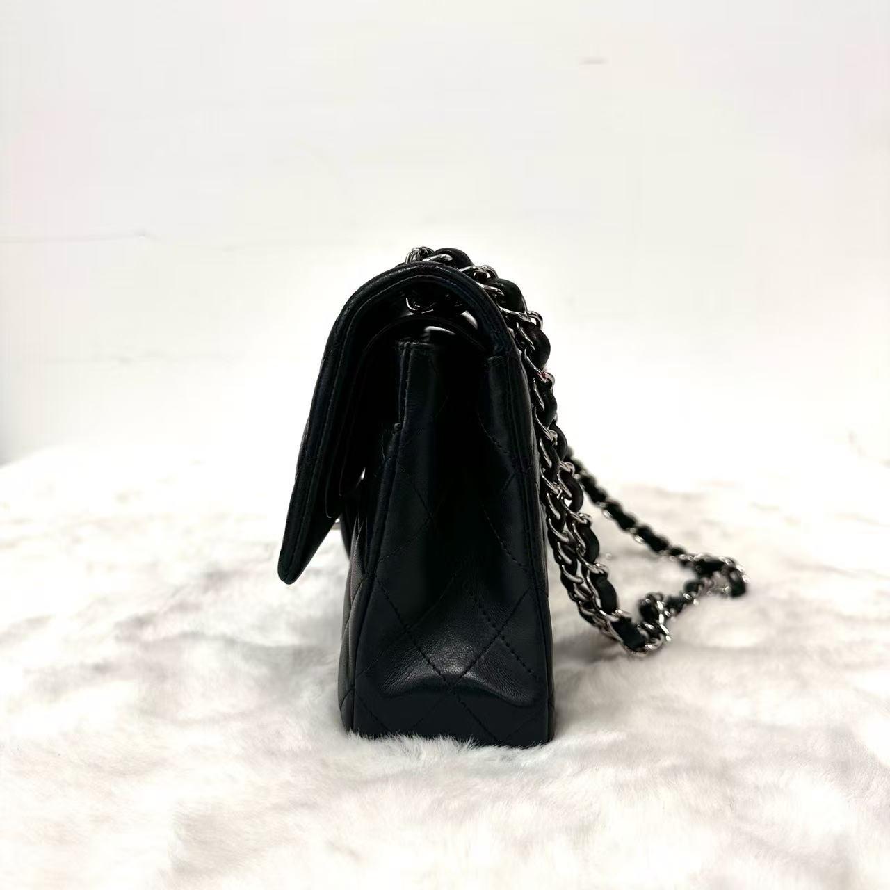 Pre-owned CHANEL Black Lambskin Medium Classic Flap |21345581