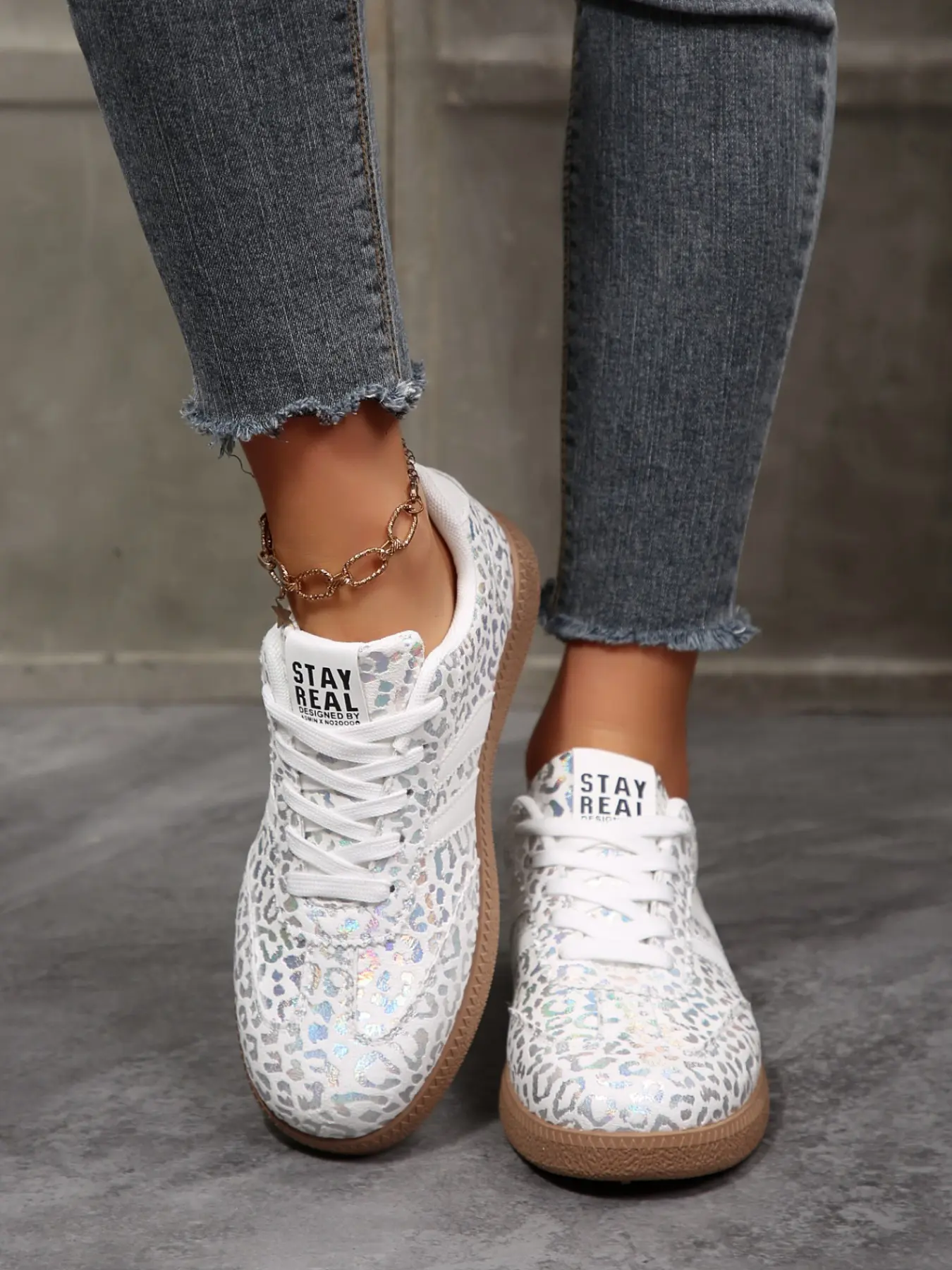 A pair of women's leopard print trainers, casual sneakers, Sports Shoes, Walking Shoes, all-season breathable versatile shoes for students and commuting, soft-soled comfortable trendy trainers, niche design lace-up trainers, Fashionable lace up