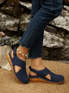 2026 Women's Vintage Hollow Out Wedge Sandals, Closed Toe Comfortable Mom Shoes, Breathable Casual Summer Commute Shoes, Elevated Sandals