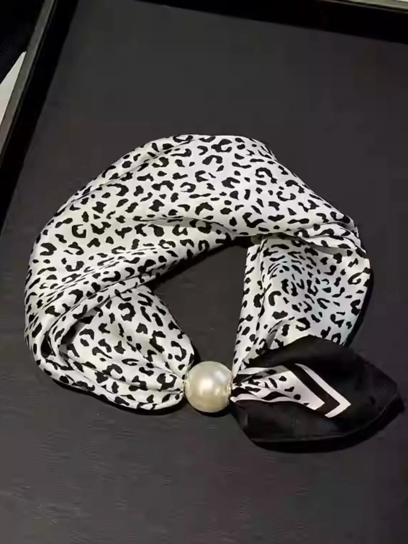 Pearl Magnetic Clasp Printed Polyester Neckscarf Scarf Necklace with and Leopard Print Pendant, Elegant and Comfortable Fashion Accessory for All Seasons, Versatile for Casual and Holiday, Leopard Print Patterns