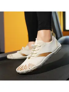 A pair of men's outdoor wading canyoning shoes, breathable and quick-drying mesh, non-slip and wear-resistant, suitable for beach, outdoor and water sports casual wear.