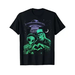Alien & Bigfoot Making Heart Hands UFO Night Sky Graphic T-Shirt, Retro Cryptid Cotton Oversized Comfort Outfit, Funny Space Bigfoot Fashion Tee, Casual Crew Neck Black Short Sleeve Top, Perfect Valentine’s Day & Holiday Gift For Cryptid Lovers