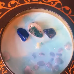 Laundry Day scented candle with lapis lazul & Angelite crystals
