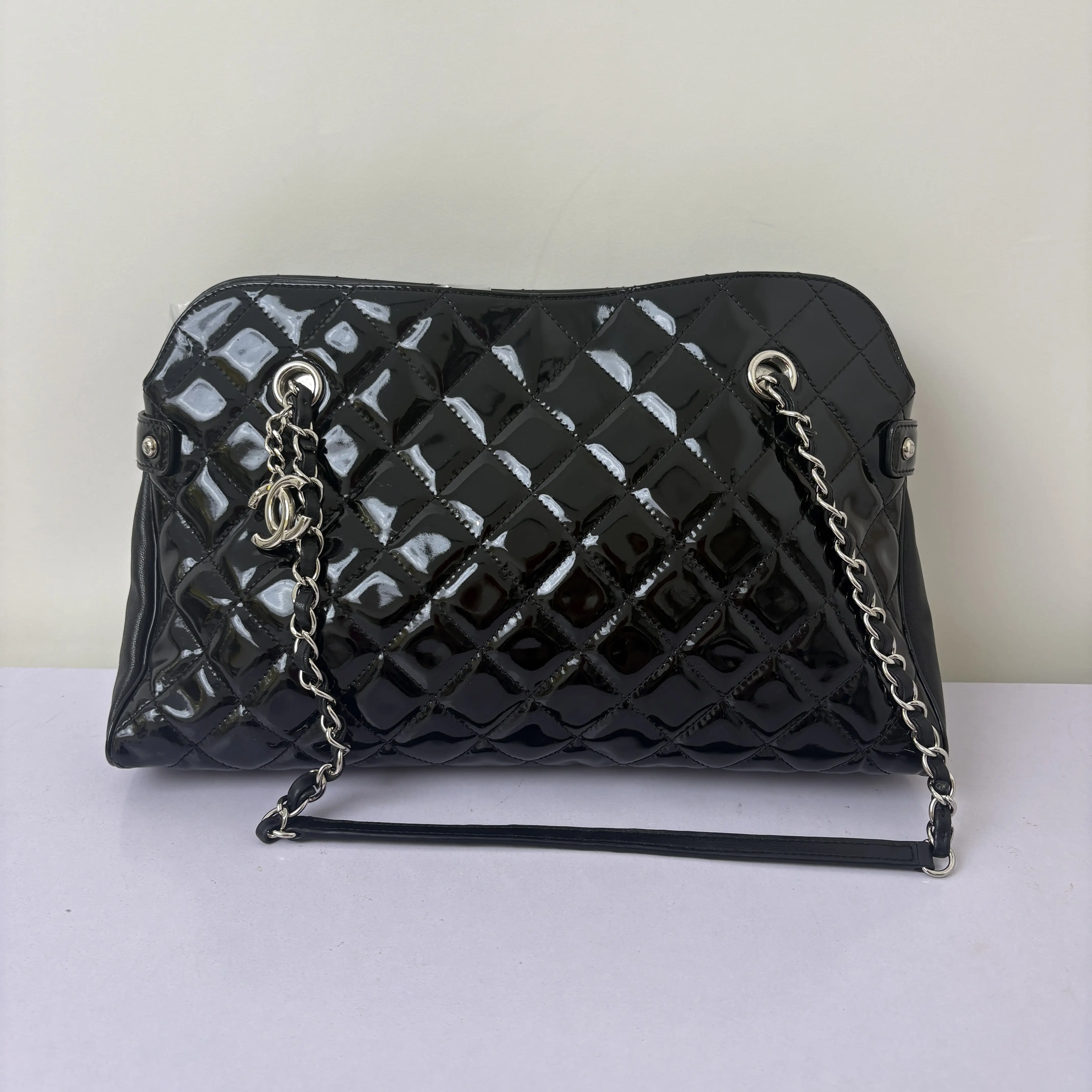 Pre-owned Patent Crossbody Bags Chanel Black Leather Mademoiselle Handbag