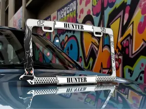 Marco de matrícula personalizado en estilo anime y cómic, hecho a su gusto. Convierte cualquier imagen en tu marca personal o en un recuerdo familiar único para tu coche