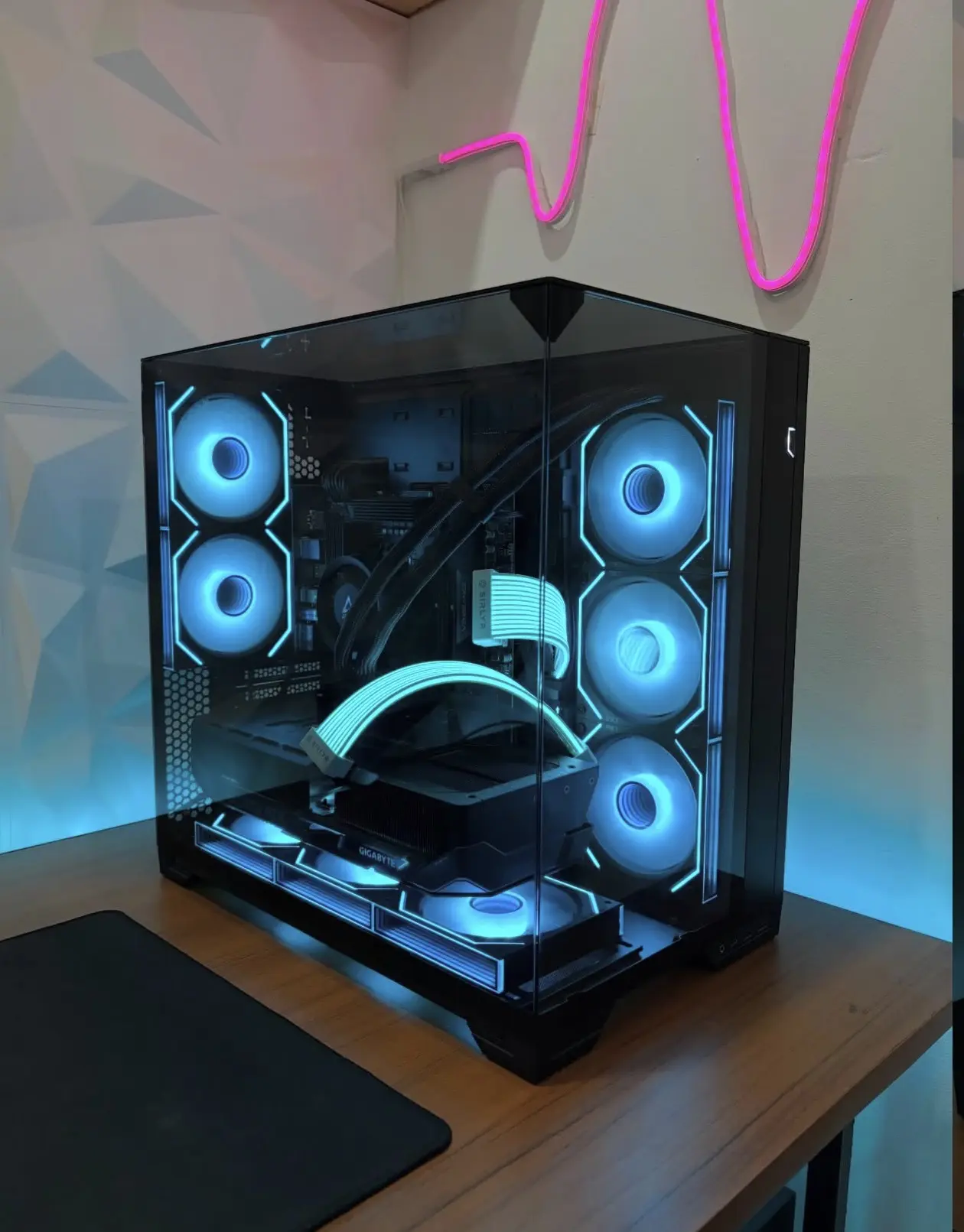 Ryzen 7 9800X3D + RTX 5090 Gaming PC