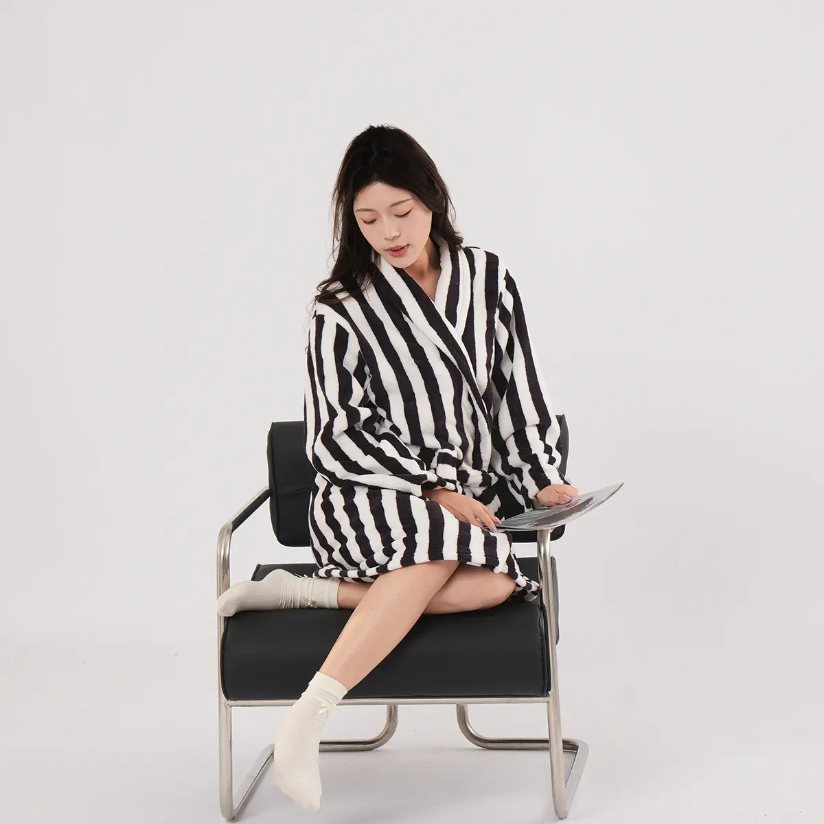 Leap single robe [black and white] strip