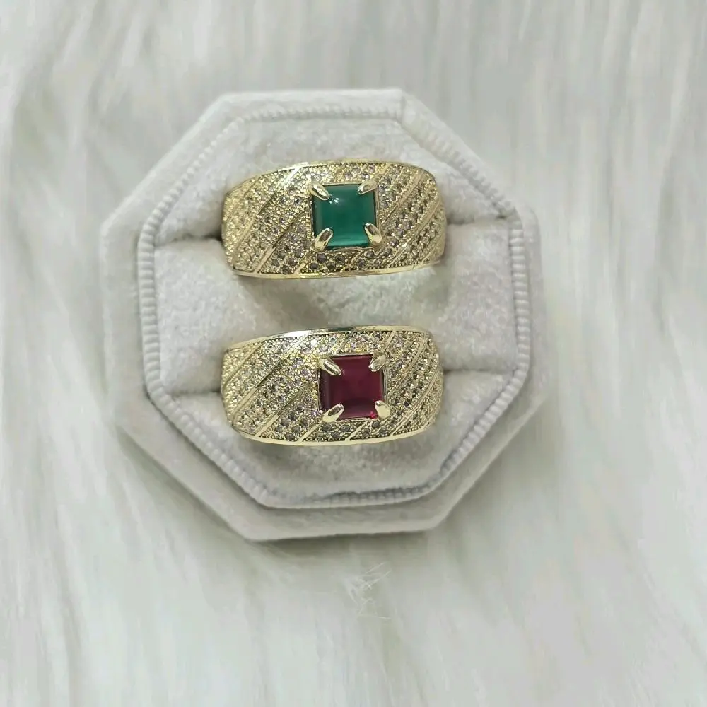 Anillo diseño grueso para hombre o mujer con zc y piedra color rojo y verde . Varias tallas disponibles. Laminado de alta calidad