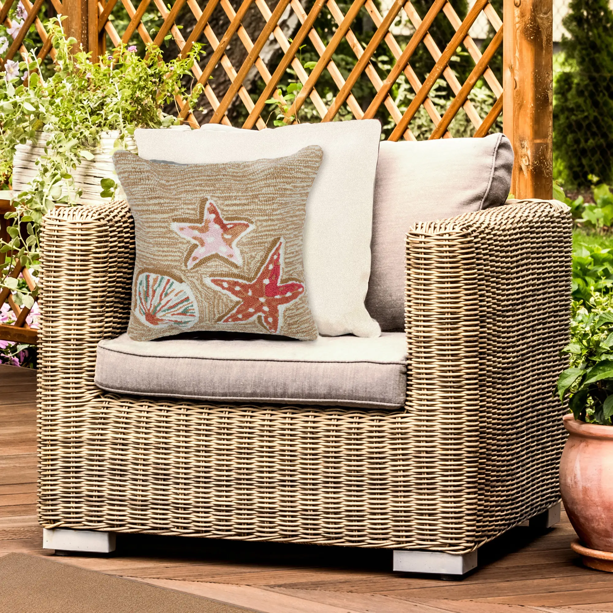 Lush Decor Beachcomber Hand-Tufted Hooked Fiber Polyester Blend Pillow - FRONTPORCH Indoor-Outdoor Handmade Cushion for Porch, Transitional Graphic Coastal Animal Accent