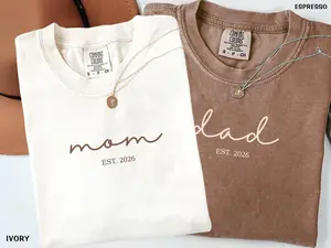 Comfort Colors Mom Dad Est 2026 T-Shirt Matching Couple Shirt Minimal Script Pregnancy Announcement Tee New Parents Gift Unisex Graphic Tee USA
