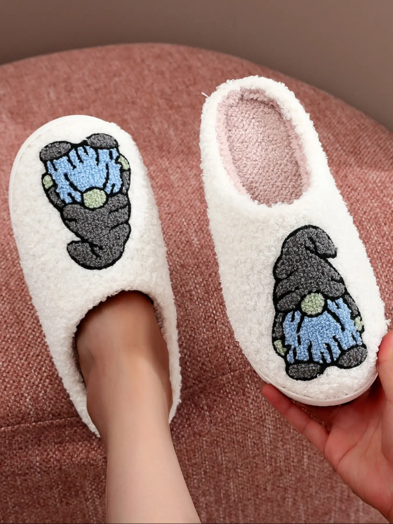 Soft Plush Christmas Slippers, Creative Embroidered Santa Claus Gnome Elf Design, Cozy Warm Indoor Outdoor Anti Slip Slippers Shoes for Men Women Fall Winter, Warm House Slippers Non Slip Slippers