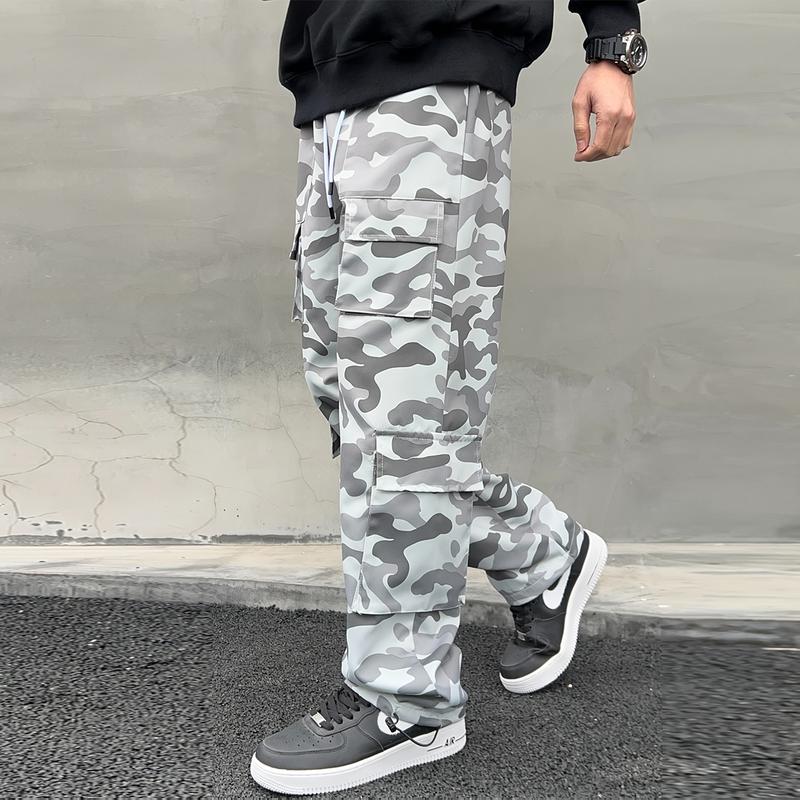 Camouflage men's work pants, regular fit, featuring reinforced stitching and functional cargo pockets, suitable for outdoor adventures and street fashion. Camouflage men's work pants, regular fit, featuring reinforced stitching and functional cargo pockets, suitable for outdoor adventures and street fashion.