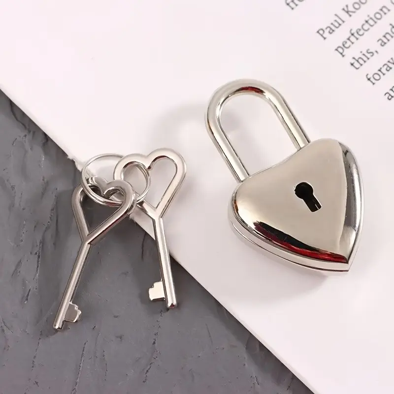 Heart-Shaped Padlock, Miniature Design, Ideal for Decoration & Gift Giving, Perfect for Special Occasions Like Valentines, Birthdays, Holidays