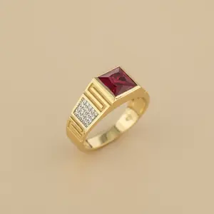 Anillo Emperador – Oro con Gema Roja y Detalles de Lujo