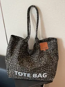 Personalized leopard print fashion one-shoulder tote bag, white letter decoration contrast design, casual commuting versatile one-shoulder bag, simple niche design suitable for daily travel, shopping, etc., Fashionable patterned bag, Casual Trendy Bag