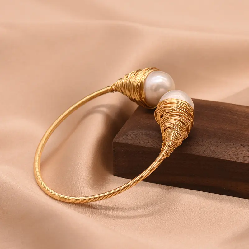 Large particle pearl bracelet