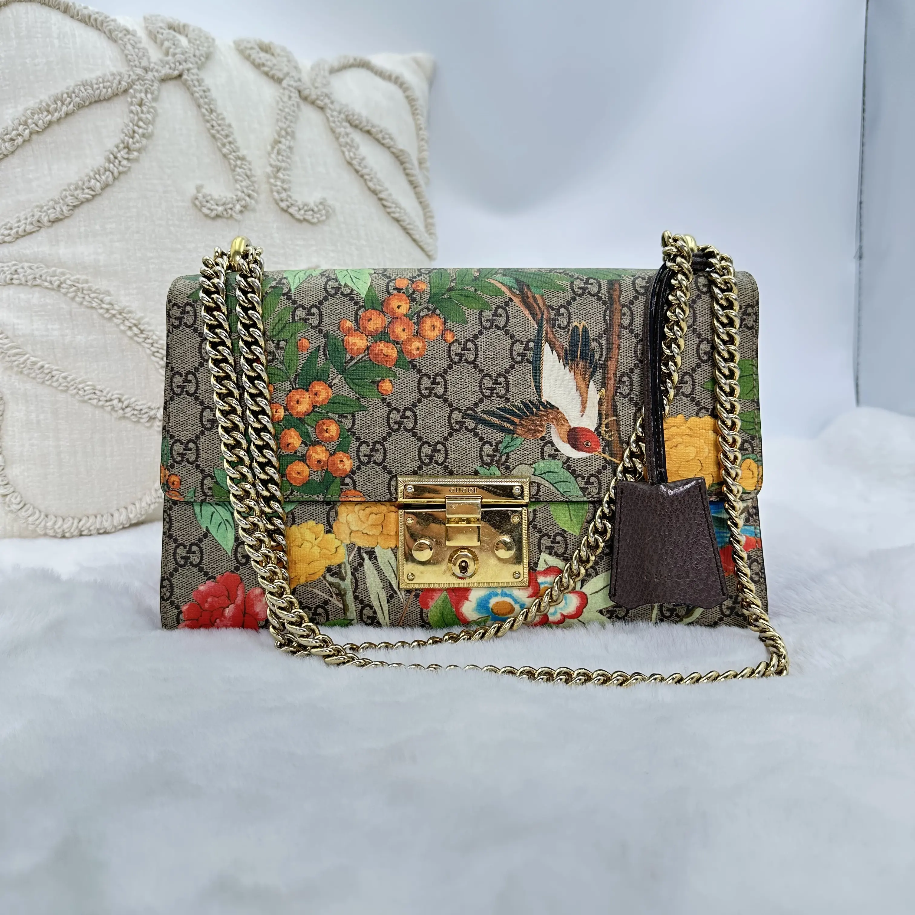 Pre-owned GUCCI Padlock Medium GG Supreme Shoulder Bag WWL