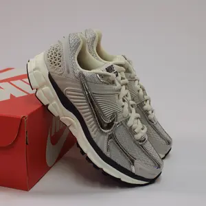 Nike Zoom Vomero 5 Photon Dust Metallic Silver Women's Sneaker - Authentic Brand New Shoes FD0884-025