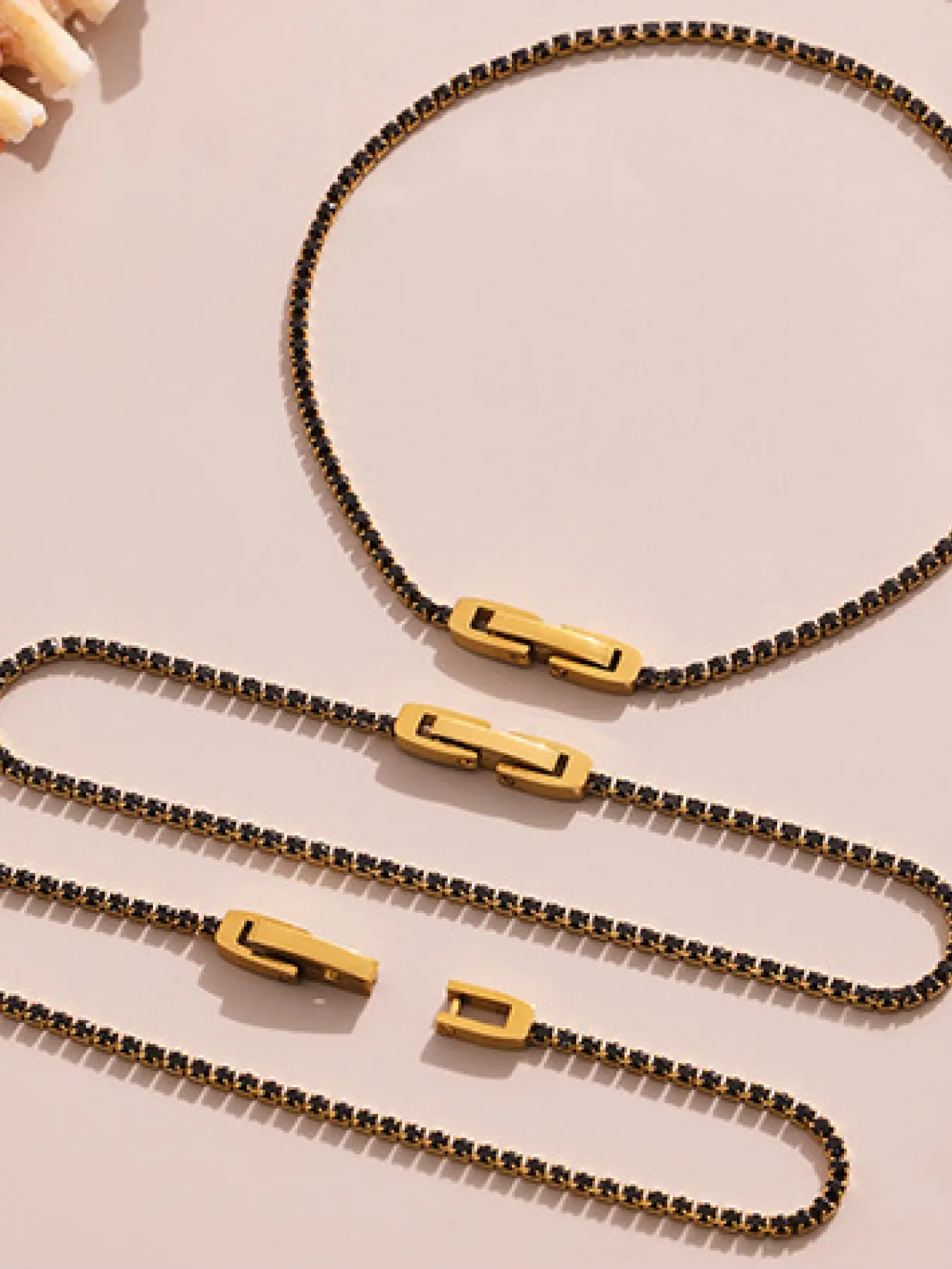 A diamond tennis bracelet with a cool and luxurious feel, suitable for various scenarios such as daily commuting, dating, parties, etc.
