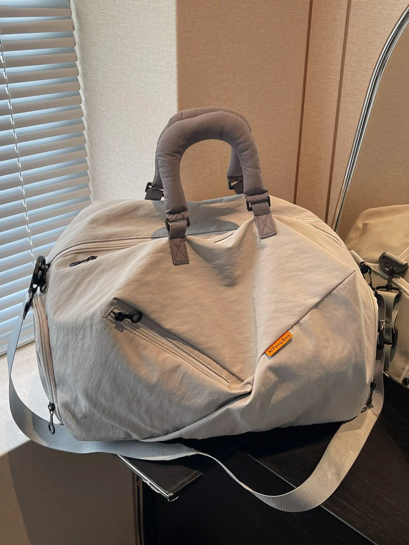 Simple stylish casual hand-held messenger bag, niche design commuting short-distance travel light minimalist tote bag that can be slung over one shoulder, suitable for sports and fitness, Lightweight travel bag