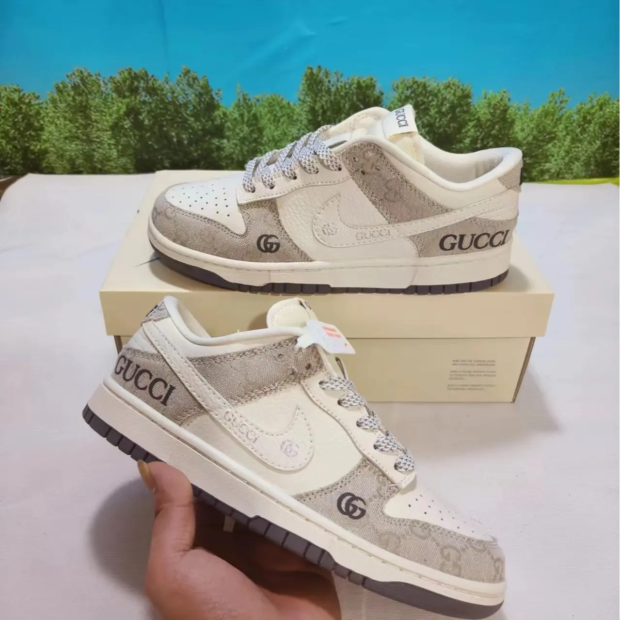 Unisex retro low‑top casual skate sneakers, cream‑grey fabric‑leather mixed upper with vintage jacquard texture, silver‑grey woven laces, cushioned flat midsole, slip‑resistant rubber outsole for luxury street look & daily commuting
