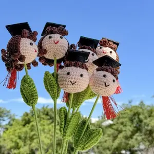 Handmade Crochet Sunflower Bouquet with Smiley Face & Graduation Cap – Realistic Yarn Flower Gift for Graduation Season & Teacher’s Day, Cheerful Desk Decor for Students & Grads, Cozy Boho Vibe Dorm Decor / Room Aesthetic / Graduation Gift