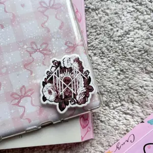 Sleep Token "Roses & Skull" Gothic Phone Grip – Dark Romance Design, Perfect Gift for Metal Music Fans Sleep Token "Roses & Skull" Gothic Phone Grip – Dark Romance Design, Perfect Gift for Metal Music Fans