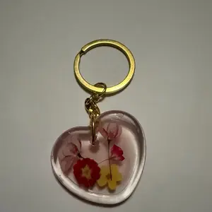 Heart-shaped Keychain with Colorful Flower Decorations for Stylish Accessory