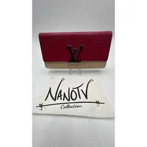 Pre-owned Louis Vuitton Leather Luxury Bags & Accessories Capucines TriColor Snappy wallet, Cream/ Fuschia/ Purple Date Code: MI5106Q Entrupy ID: