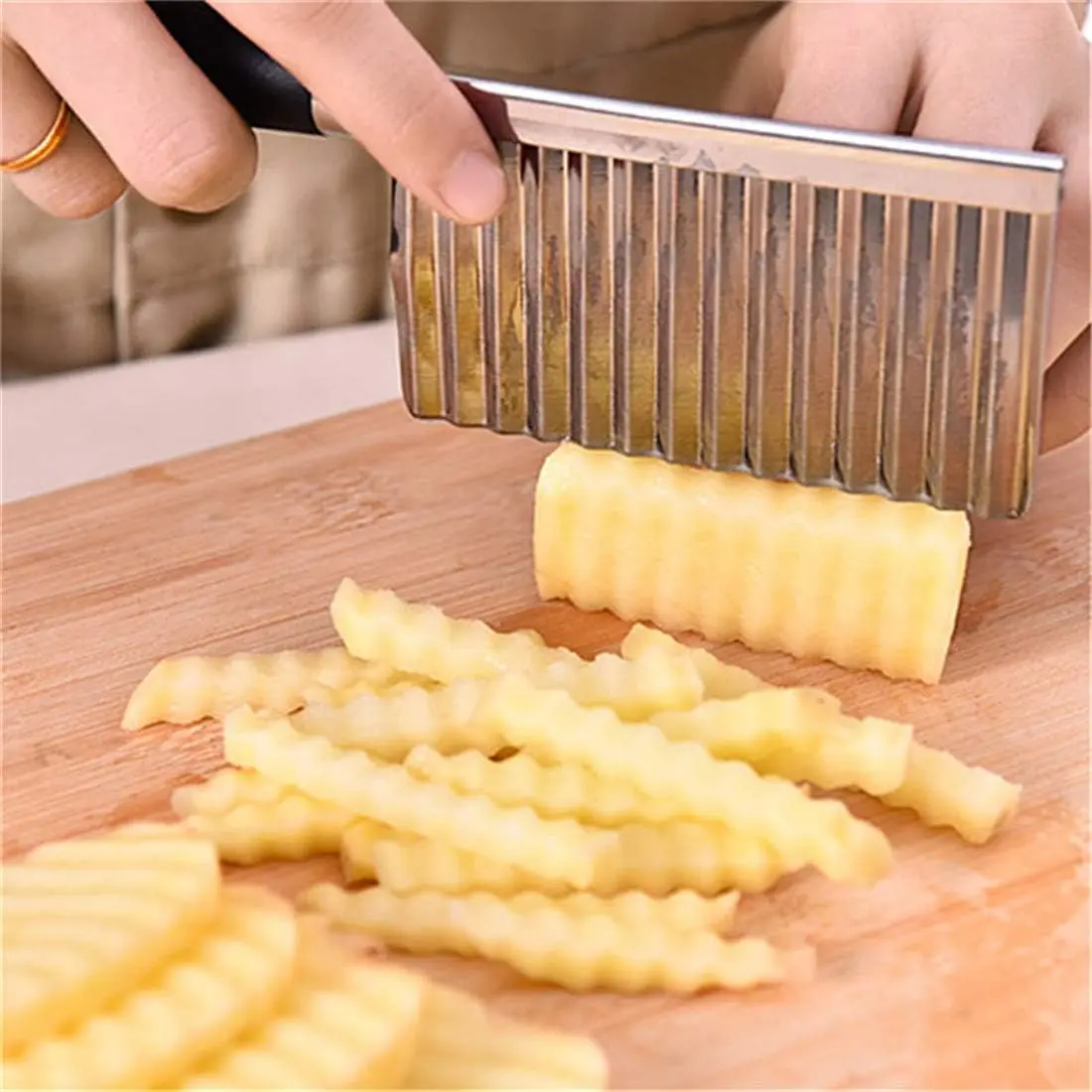 Multifunctional Potato Wavy Edged  , Stainless Steel Mezzaluna  salad Rocker  Potato Slicer   Fry Maker  circular  Gadget Vegetable Fruit  (1 pcs)