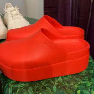 Crocs Women's Dylan Platform Clogs, Platform Shoes