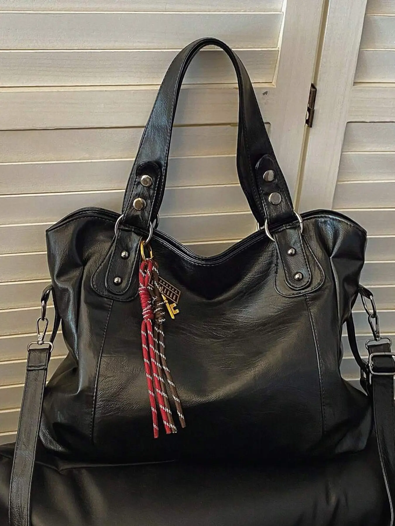 Niche texture fashion simple shoulder bag, Hobo Shoulder Bag, casual everyday hobo, Crossbody Hobo Bag, adjustable shoulder strap metal rivet design casual commuter portable tote bag, personalized daily suitable for student party commuting, shopping