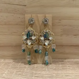 Emerald Royalty Statement Earrings Vintage Crystal Drop Earrings for Youth with Teal and Clear Beads
