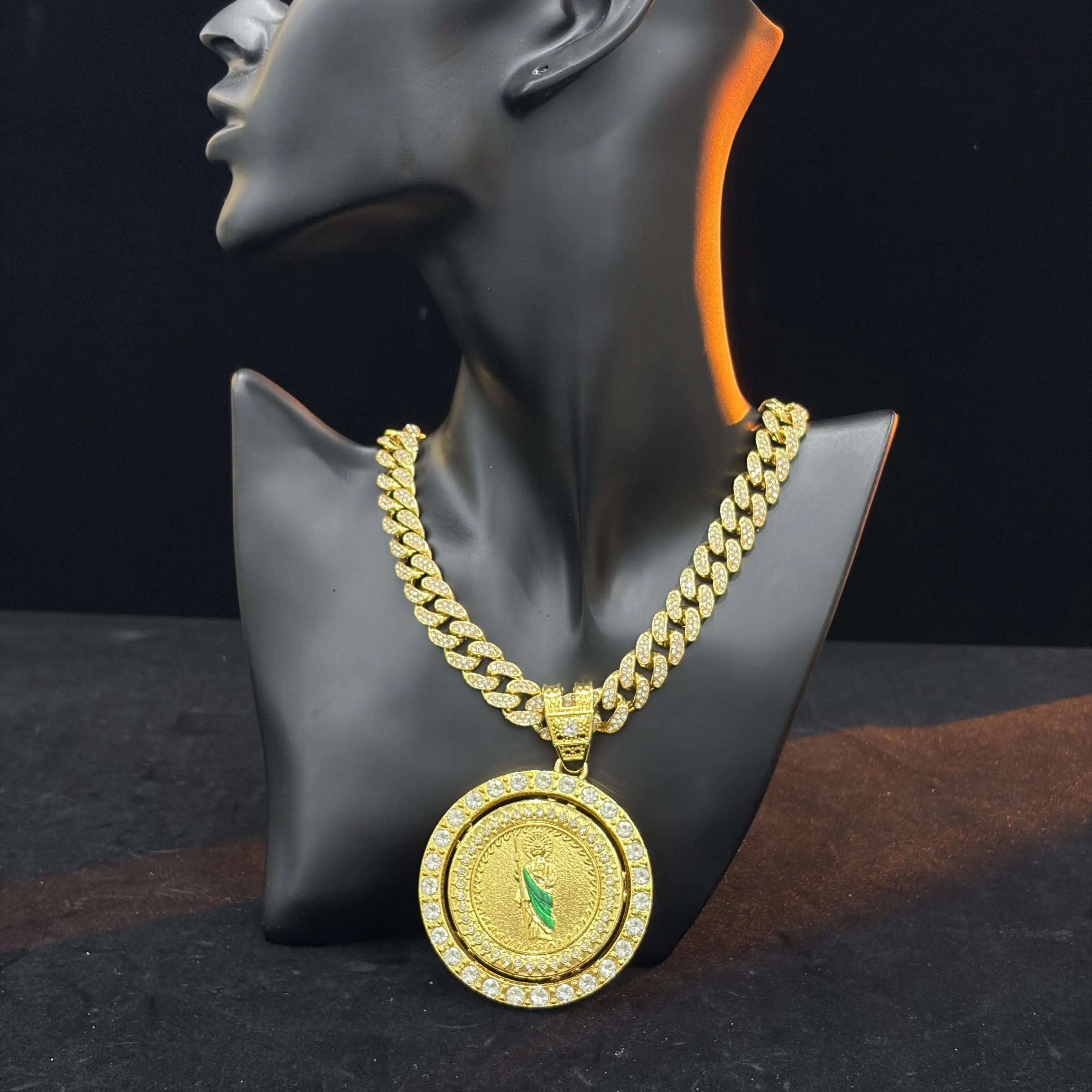 Trendy Round Portrait Medallion Necklace, Gold-tone Iced Out Curb Chain for Party Daily Wear