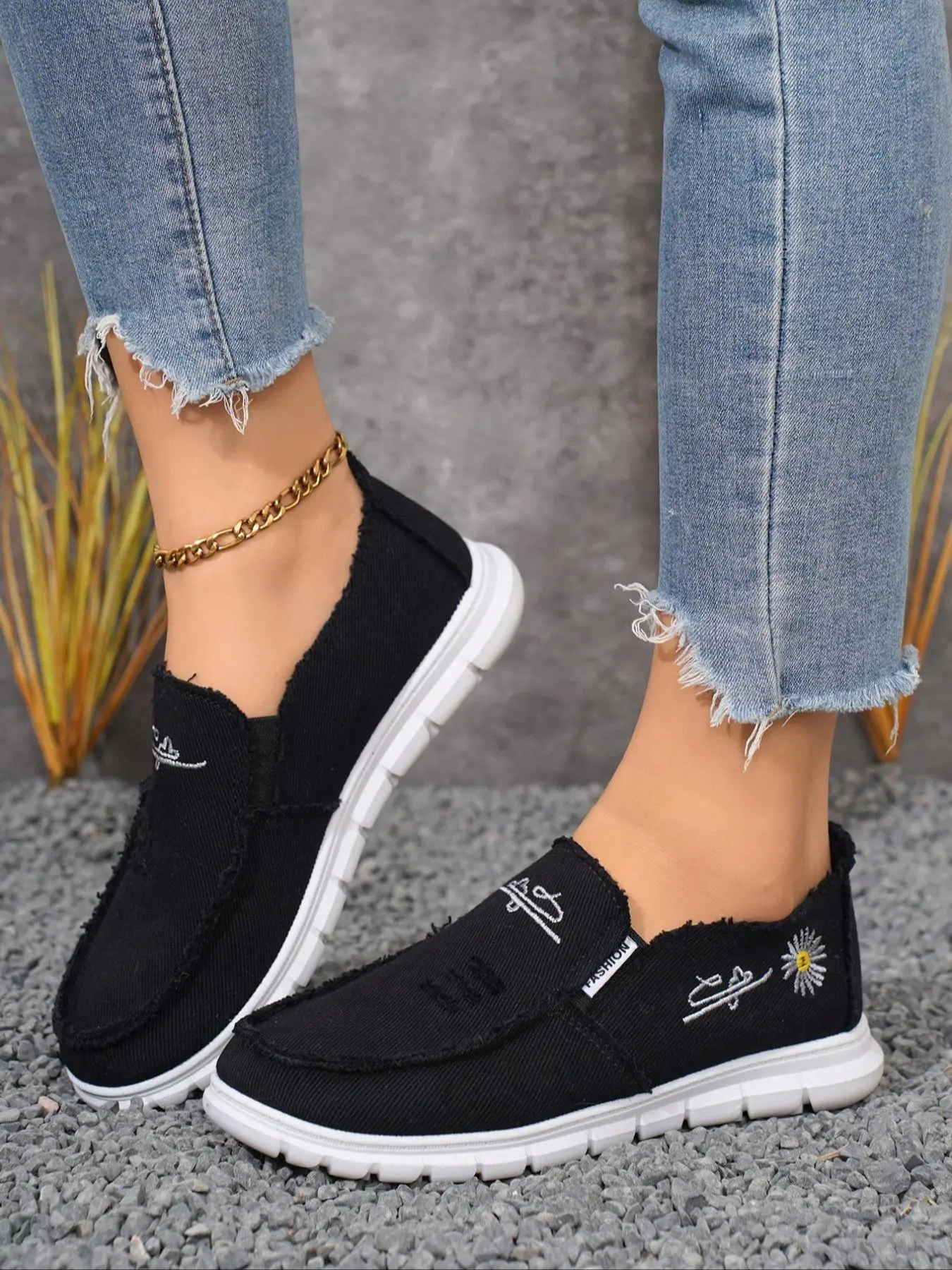 Chic Daisy Embroidered Women's Loafers, Soft Durable Denim Texture, Trendy Low-Top Slip-On Flats, Summer Casual Shoes, Lightweight Rubber Sole for Ultimate Comfort, Lightweight slip ons