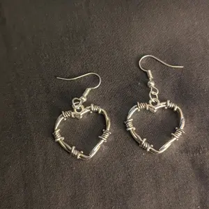 Barbed Wire Heart Dangle Earrings Alt fashion Emo fashion
