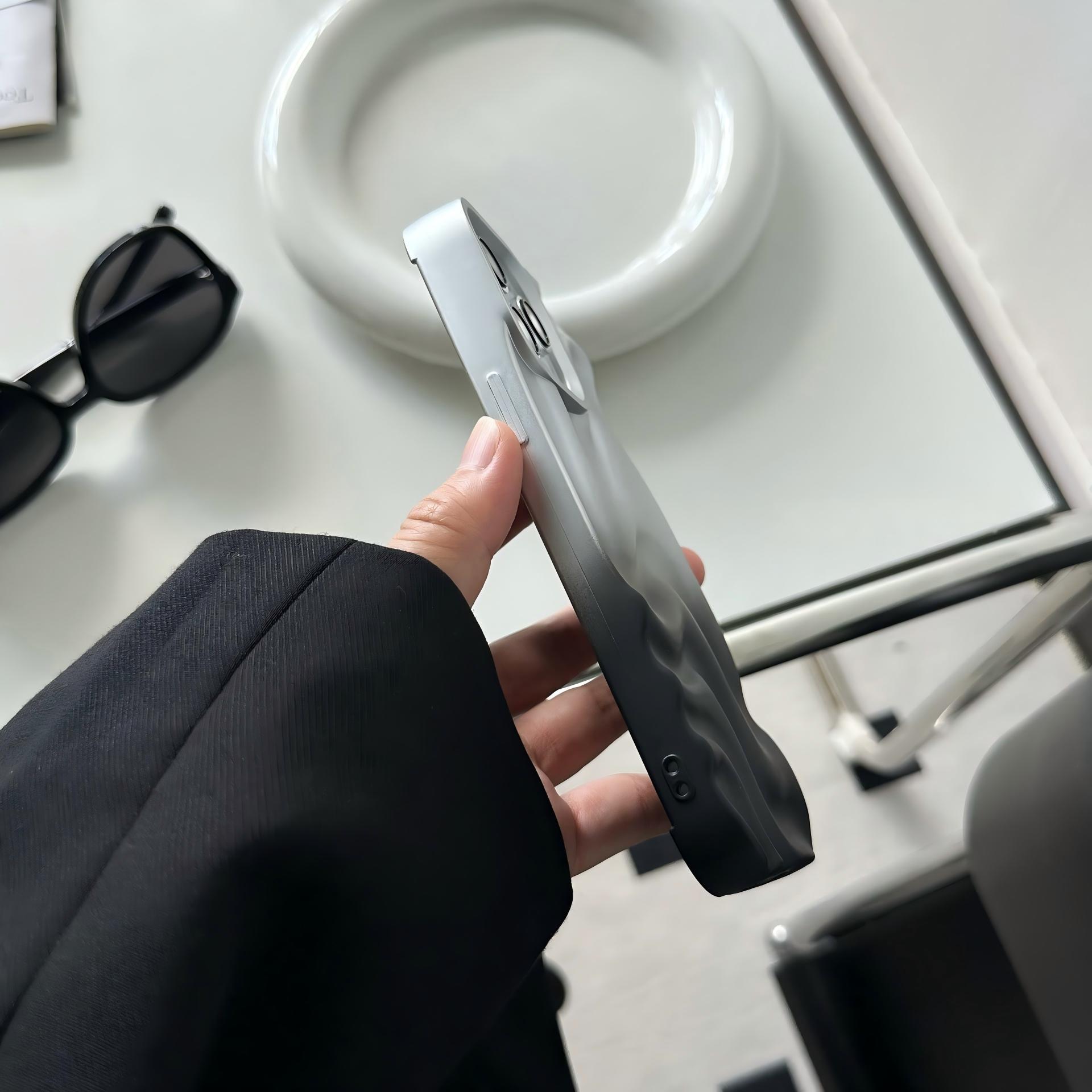 （Case & Nova.） Sleek minimalist black–silver gradient 3D wave phone case for iPhone 17 Pro Max, 16 Plus, 15, 14, 13, 12, 11 models; vintage luxury aesthetic design junk