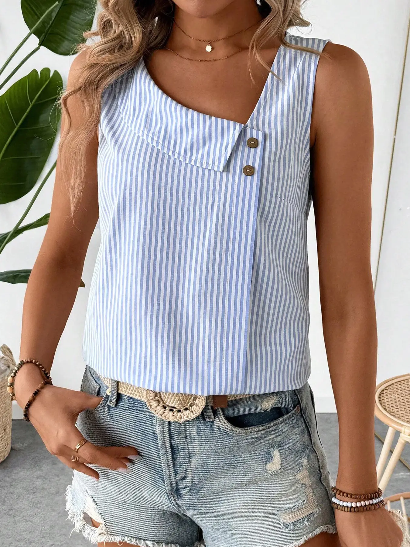 A women's multi-color striped casual boat neck sleeveless regular fit pullover T-shirt, Casual Everyday Top, suitable for summer, daily commuting, home, shopping, Fitted sleeveless design