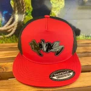 Trakas Snapback Hat - Black/Red Two-Tone Adjustable Design for Everyday Wear - Simple Stylish Accessory
