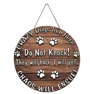 Round Wooden Plaque, 1 Count Crazy Dog Lives Here Sign, Humorous Home & Farm Decor for Country House Balcony Outdoor Garden