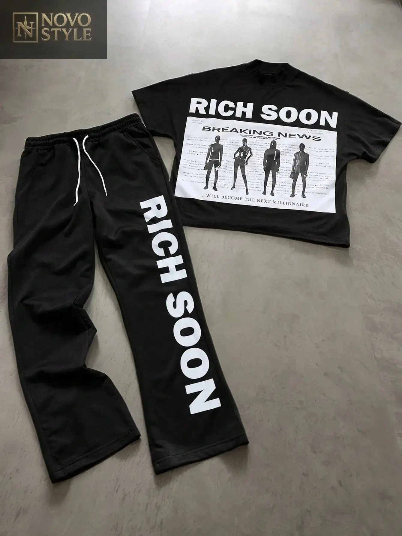 Novo Style Men's Young Street Style, INS Matching Item: Black T-Shirt Set With Small Stand Collar Short Sleeve And Slightly Flared Sweatpants. Features An Oversized Cyberpunk Graphic Print On The Front And A 'RICH SOON' Slogan Design. This Black And White
