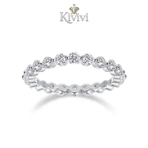 The vibrant moissanite diamond dazzles with its dazzling shine. Made of 925 sterling silver, it is non-allergenic and comfortable to wear. Perfect for dating, engagement, or weddings. Perfect for stacking.
