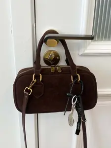 Simple retro classic small square handbag, metal buckle double zipper design one-shoulder underarm bag, personalized creative fashion exquisite versatile, niche design suitable for daily commuting, shopping, etc.