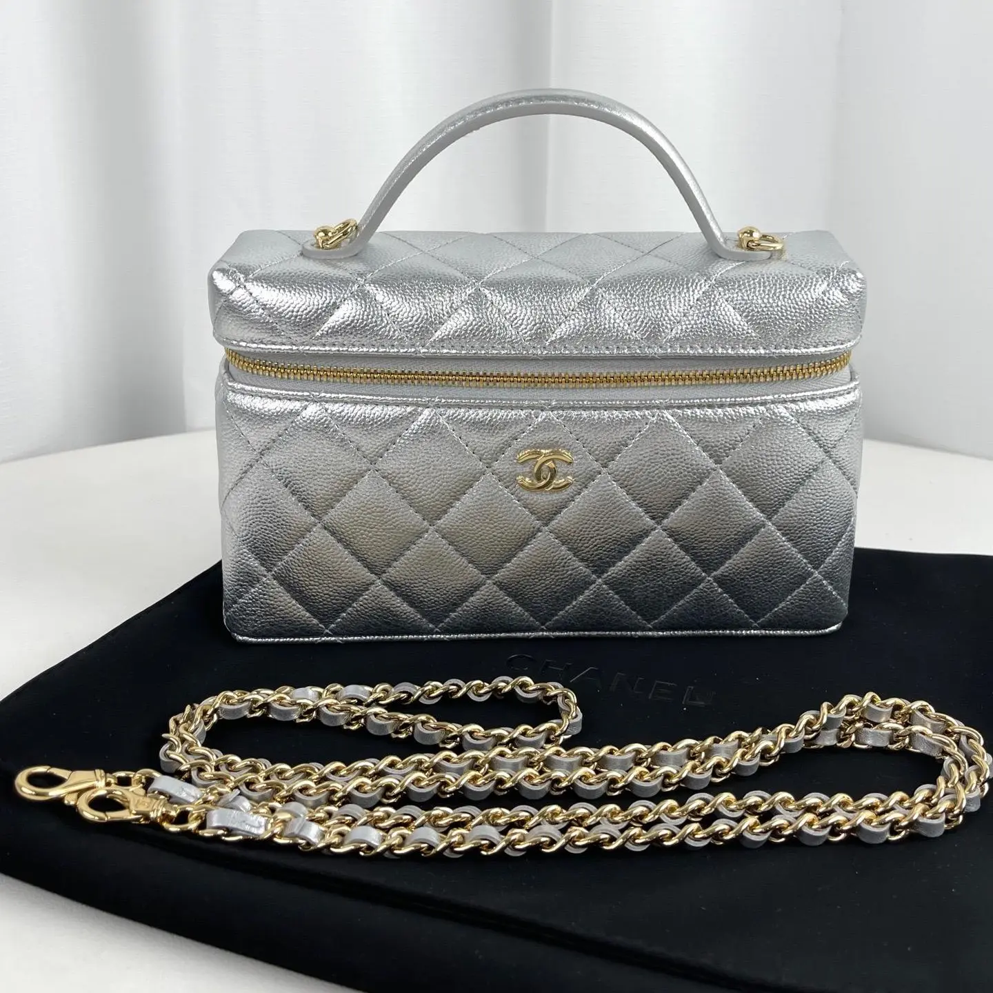 Pre-owned CHANEL Sliver Leather handbag 23859108