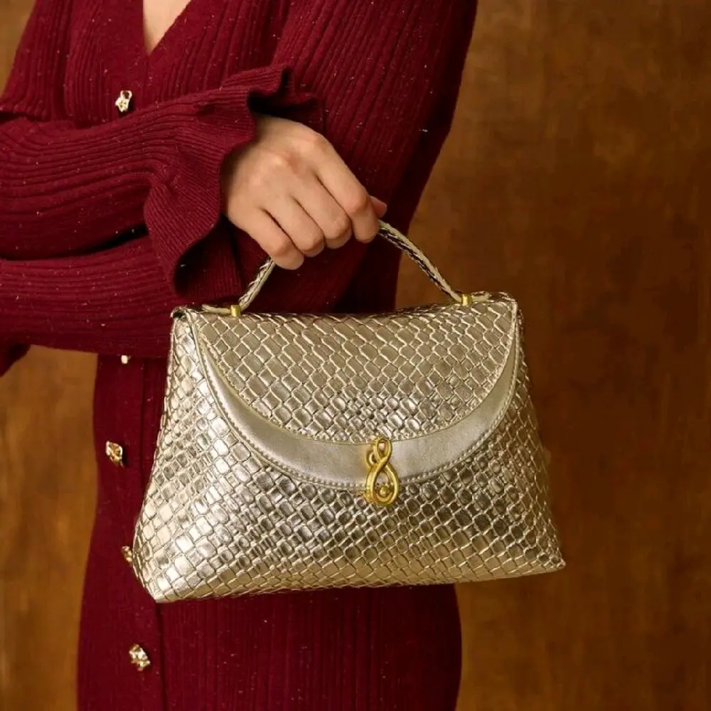 MOTF PREMIUM WOMEN'S STYLISH AND ELEGANT GOLD HAND-HELD CLAMSHELL BAG, EMBOSSED WOVEN MATERIAL, SUITABLE FOR PARTIES AND DAILY COMMUTES,CHRISTMAS GIFTS , GOLD BAG