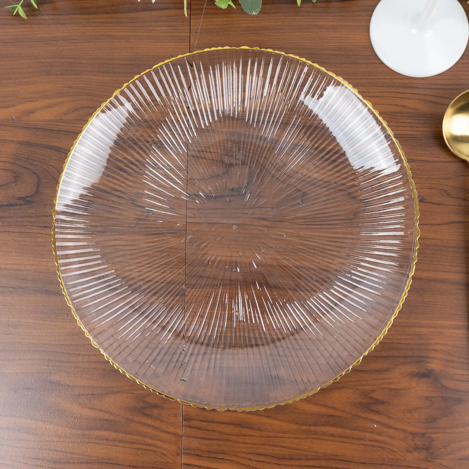 20 Pack 10" Clear Plastic Dinner Plates with Gold Rim – Ribbed Sunburst Pattern – Round Disposable Party Plates