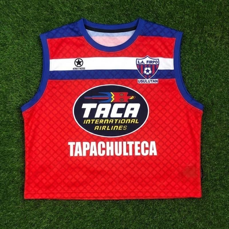 Rework LA Firpo (Crop Soccer Jersey El Salvador), Camisa Futbol Retro Roja 1992 - A women’s rework retro crop jersey combining nostalgic football aesthetics with a modern cropped cut, crafted from breathable fabric for effortless styling